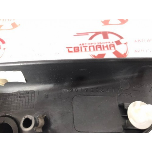 Накладка зеркала передней правой двери Citroen Berlingo 2003-2008 9619228477